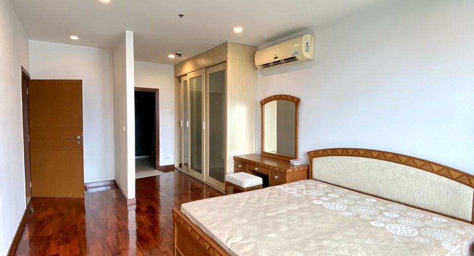 For rent 3 bedrooms condo in Yan Nawa, Bangkok