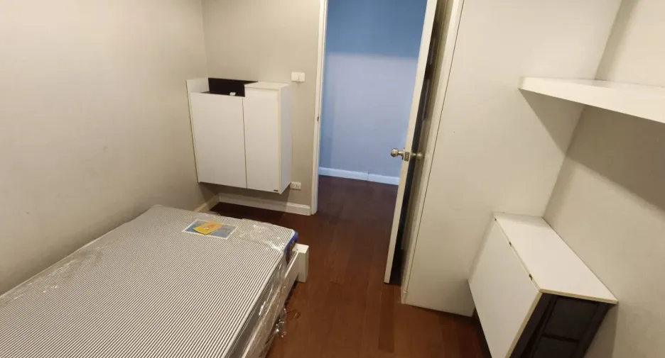 For rent 3 bedrooms condo in Huai Khwang, Bangkok