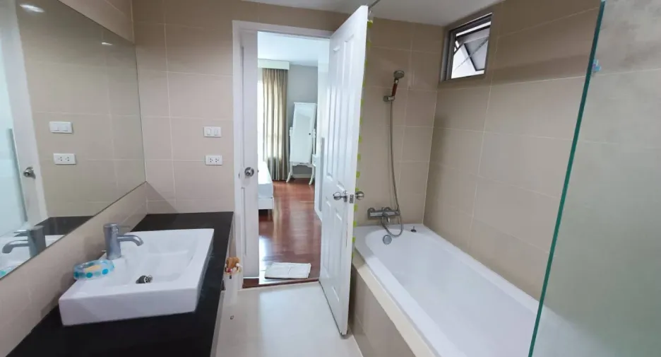 For rent 3 bedrooms condo in Huai Khwang, Bangkok