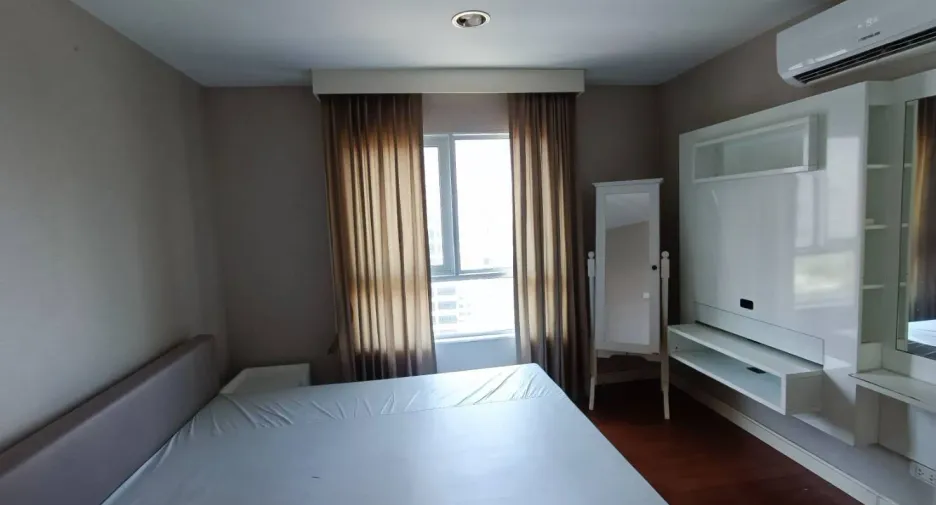 For rent 3 bedrooms condo in Huai Khwang, Bangkok