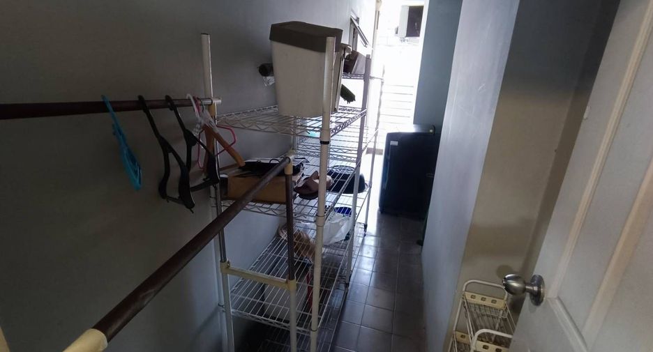 For rent 3 bedrooms condo in Huai Khwang, Bangkok