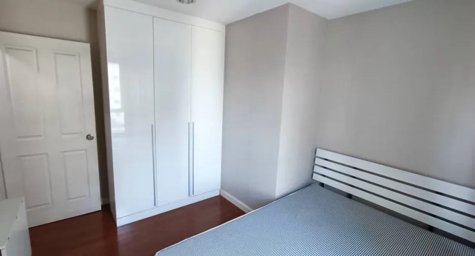For rent 3 bedrooms condo in Huai Khwang, Bangkok