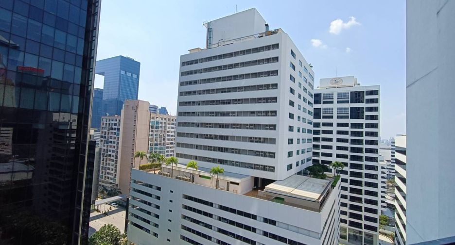 For rent 3 bedrooms condo in Huai Khwang, Bangkok