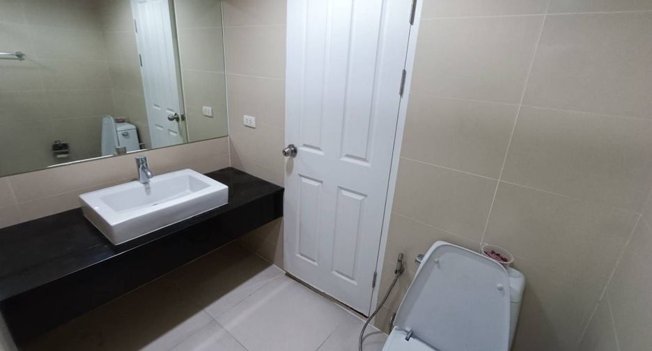 For rent 3 bedrooms condo in Huai Khwang, Bangkok