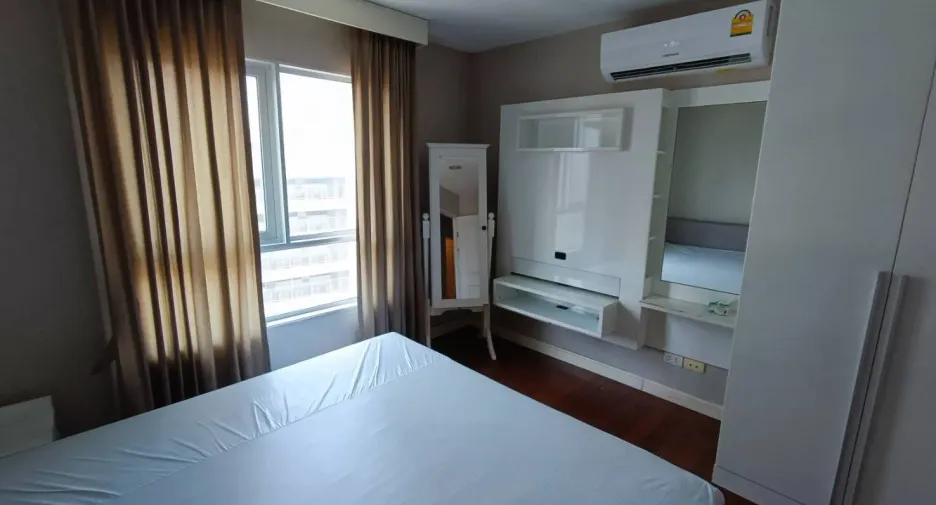 For rent 3 bedrooms condo in Huai Khwang, Bangkok