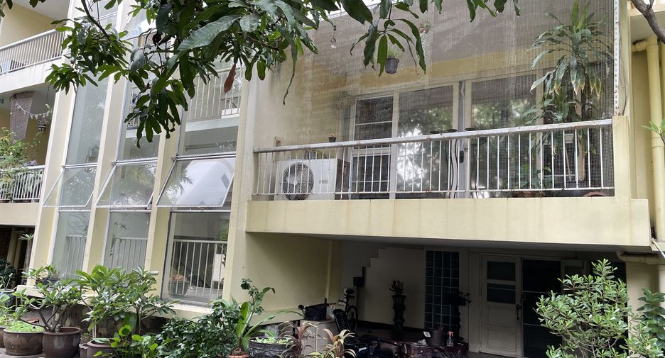 For rent 3 bedrooms apartment in Watthana, Bangkok