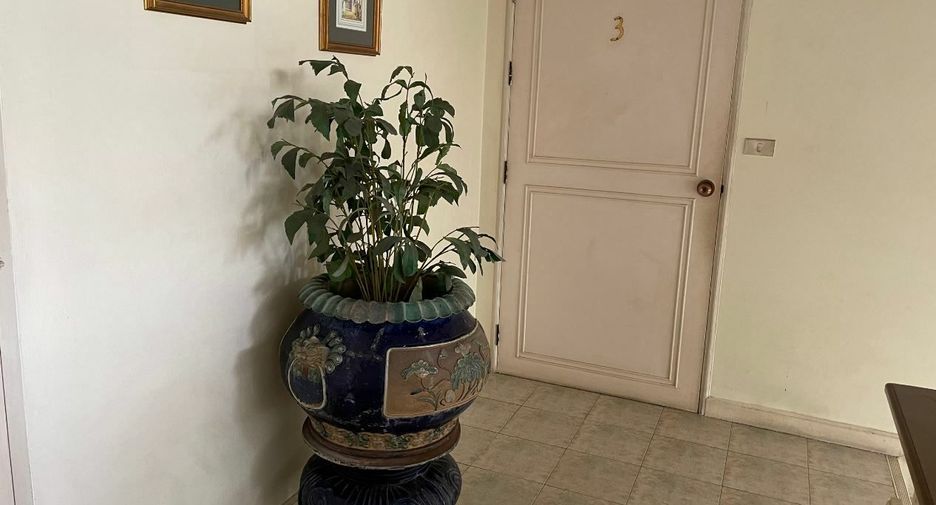 For rent 3 bedrooms apartment in Watthana, Bangkok