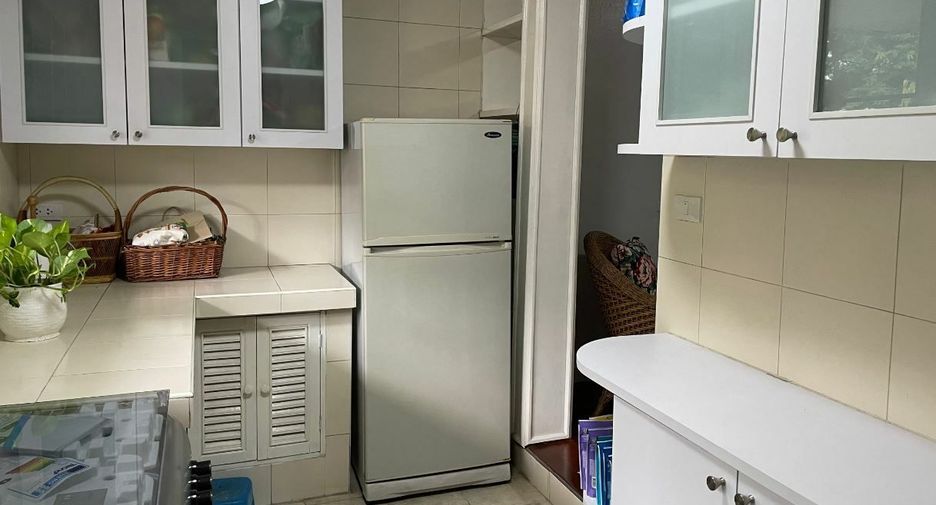 For rent 3 bedrooms apartment in Watthana, Bangkok
