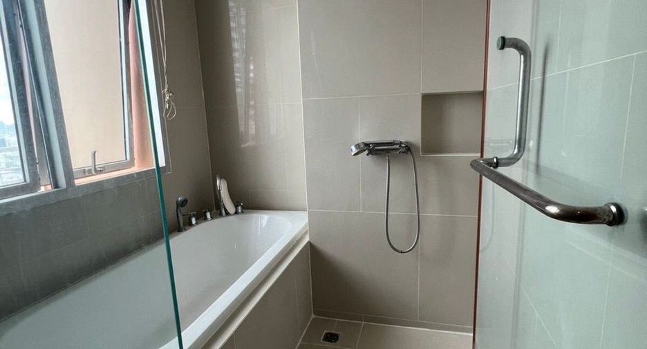 For rent 2 bedrooms condo in Khlong San, Bangkok