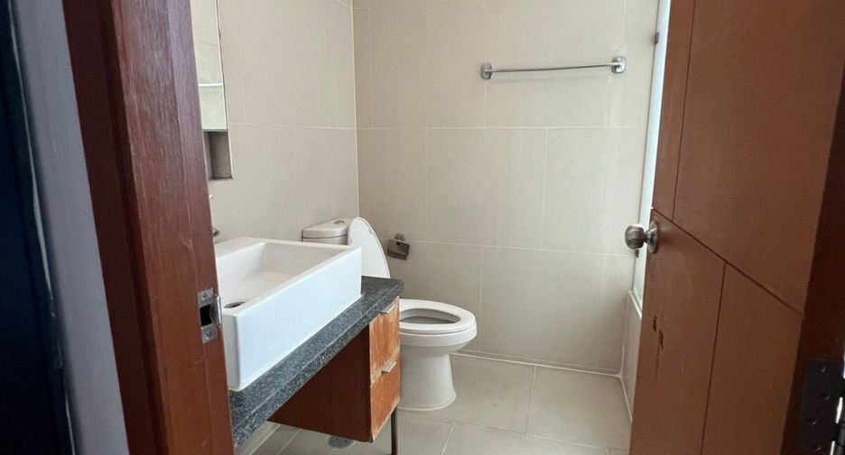 For rent 2 bedrooms condo in Khlong San, Bangkok