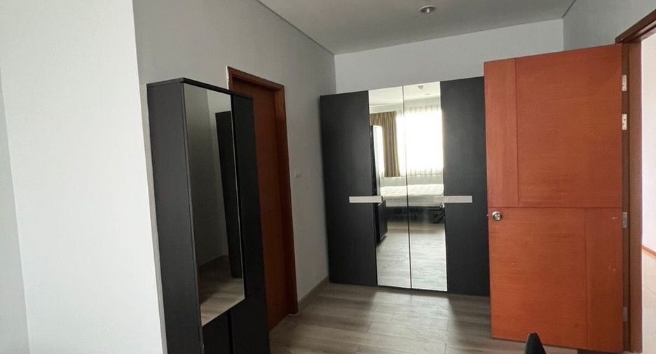 For rent 2 bedrooms condo in Khlong San, Bangkok