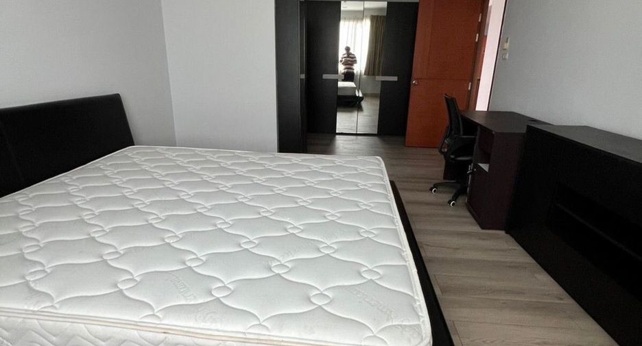 For rent 2 bedrooms condo in Khlong San, Bangkok