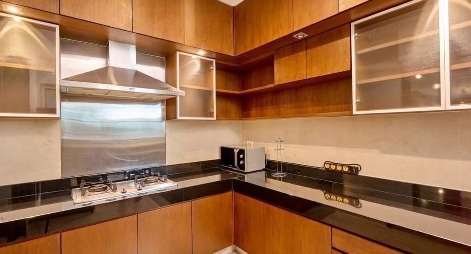 For sale 4 bedrooms house in Mueang Chiang Mai, Chiang Mai