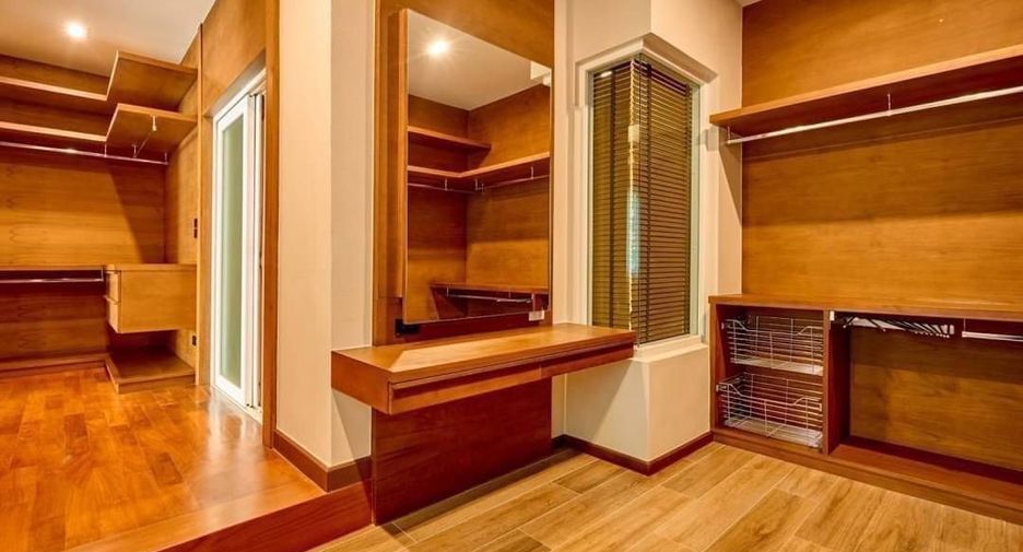 For sale 4 bedrooms house in Mueang Chiang Mai, Chiang Mai