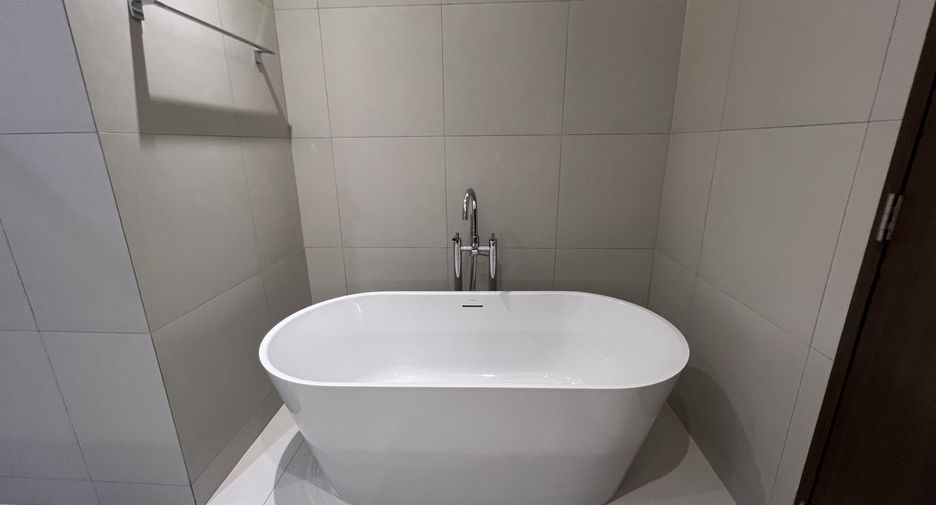 For rent 3 bedrooms condo in Khlong Toei, Bangkok