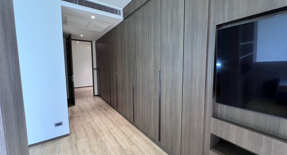 For rent 3 bedrooms condo in Khlong Toei, Bangkok