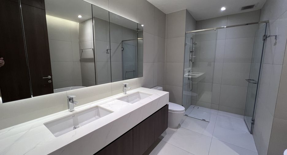 For rent 3 bedrooms condo in Khlong Toei, Bangkok