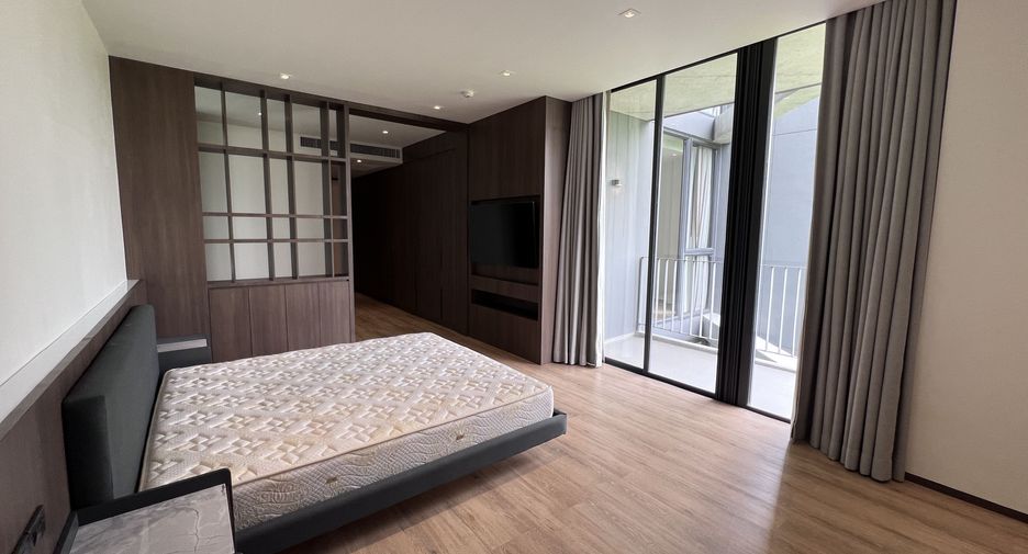 For rent 3 bedrooms condo in Khlong Toei, Bangkok