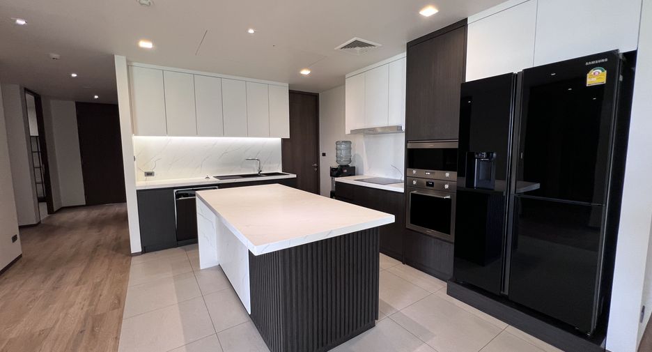 For rent 3 bedrooms condo in Khlong Toei, Bangkok