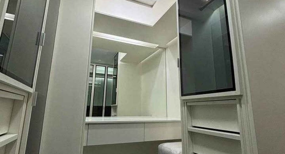 For rent 3 bedrooms condo in Yan Nawa, Bangkok