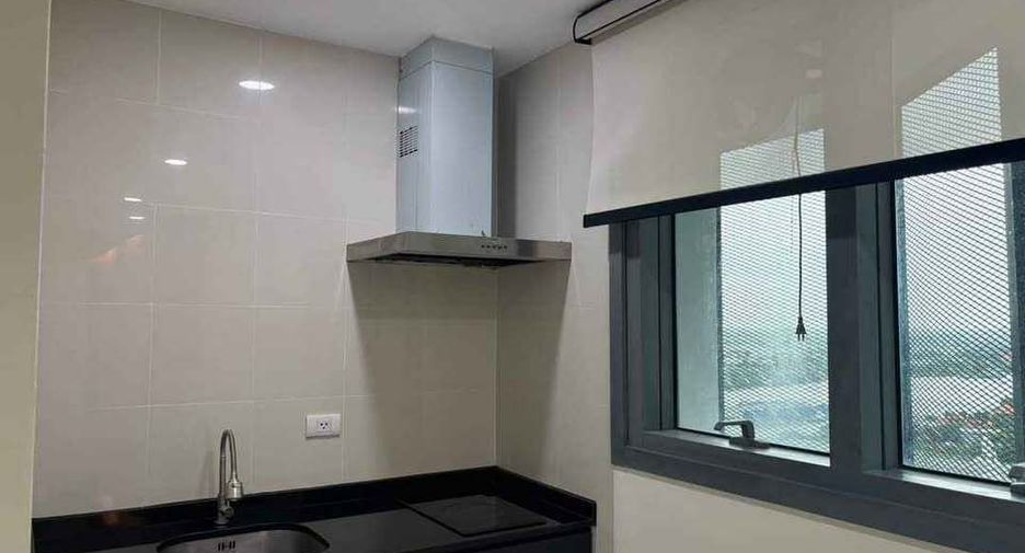 For rent 3 bedrooms condo in Yan Nawa, Bangkok