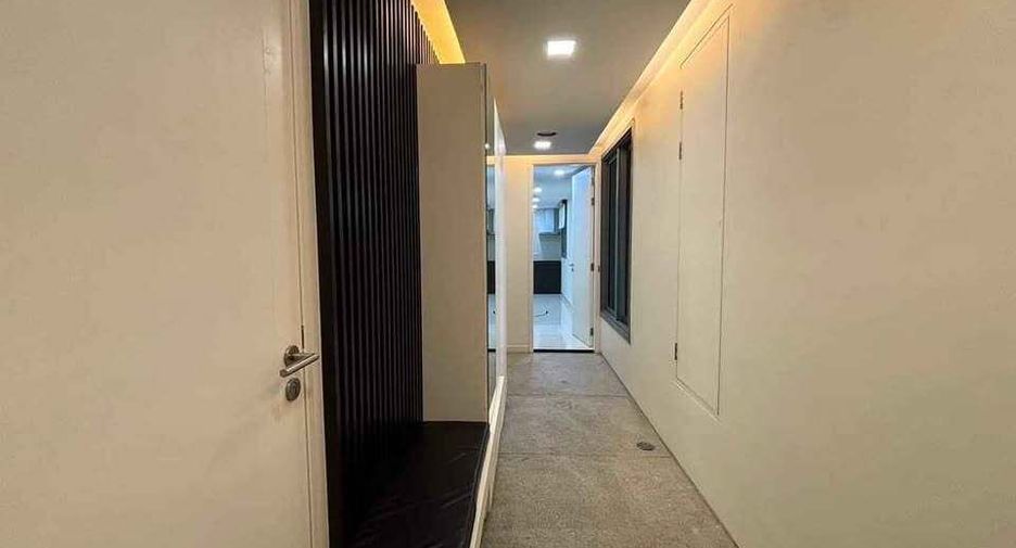 For rent 3 bedrooms condo in Yan Nawa, Bangkok