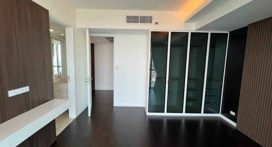 For rent 3 bedrooms condo in Yan Nawa, Bangkok