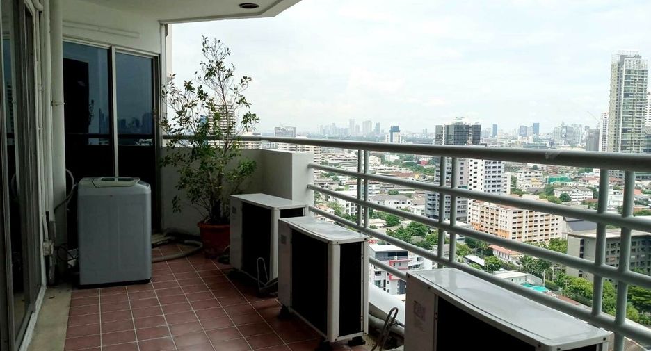 For rent 3 bedrooms condo in Khlong Toei, Bangkok