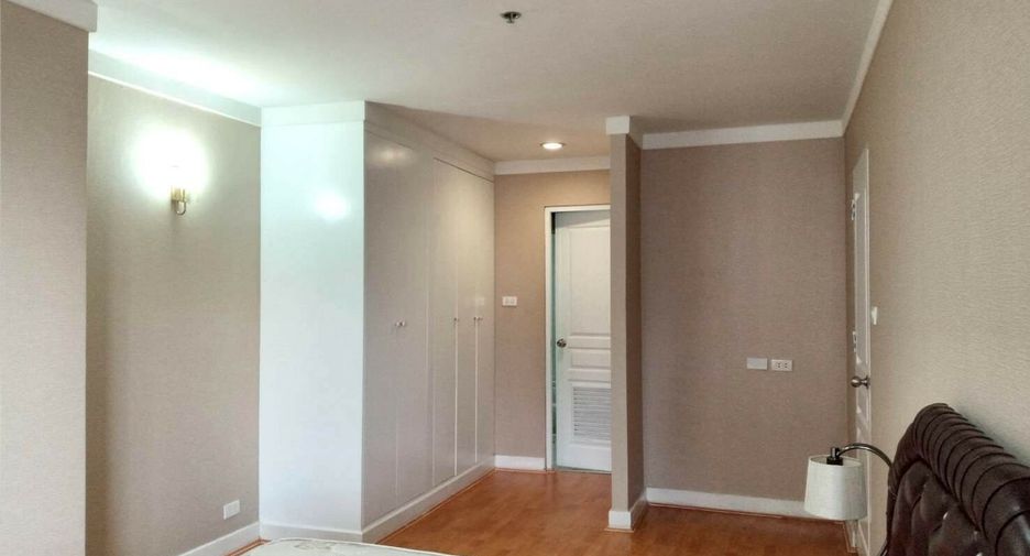 For rent 3 bedrooms condo in Khlong Toei, Bangkok