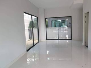 Reihenhaus zum Kauf mit 3 Zimmer in Saphan Sung, Bangkok