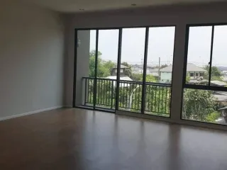 Casa adosada en venta de 3 habitaciones en Saphan Sung, Bangkok