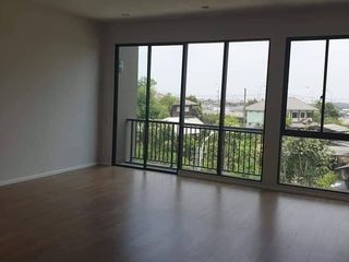 Reihenhaus zum Kauf mit 3 Zimmer in Saphan Sung, Bangkok