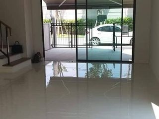 Reihenhaus zum Kauf mit 3 Zimmer in Saphan Sung, Bangkok