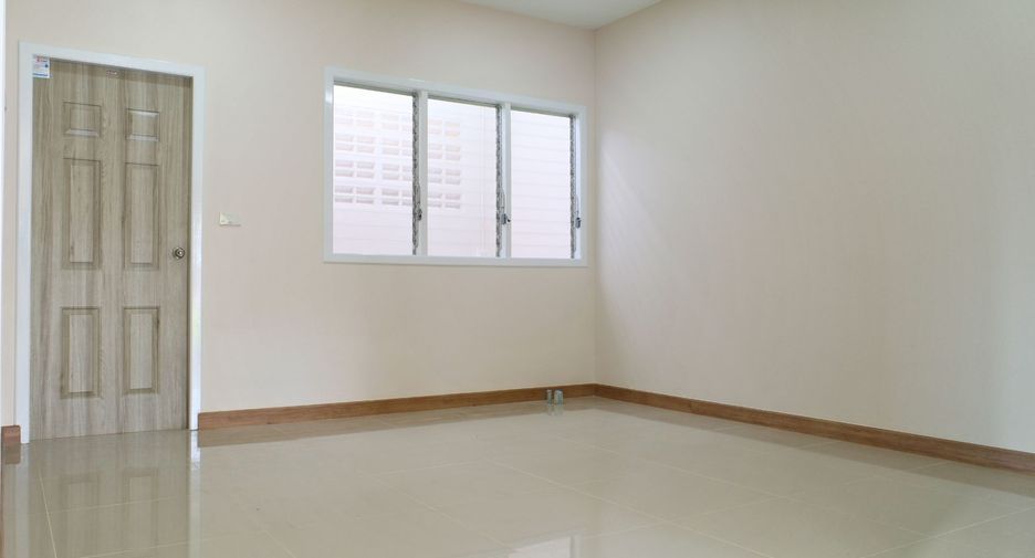 À vendre 3 chambres maison de ville à Bang Lamung, Chonburi