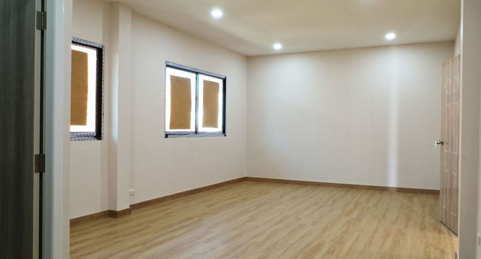 À vendre 3 chambres maison de ville à Bang Lamung, Chonburi