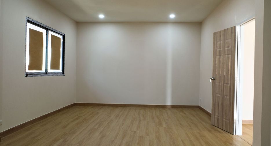 À vendre 3 chambres maison de ville à Bang Lamung, Chonburi
