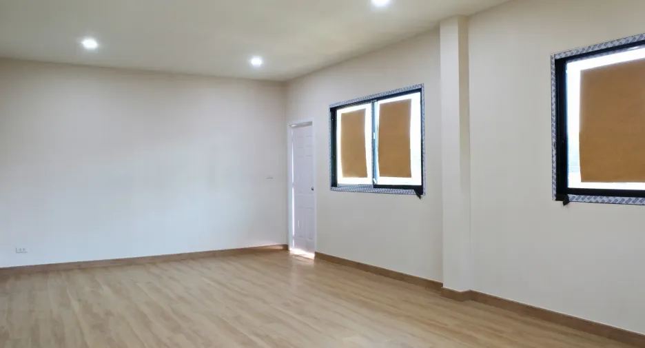 À vendre 3 chambres maison de ville à Bang Lamung, Chonburi