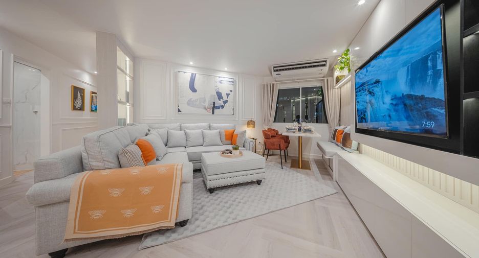 For rent 2 bedrooms condo in Yan Nawa, Bangkok