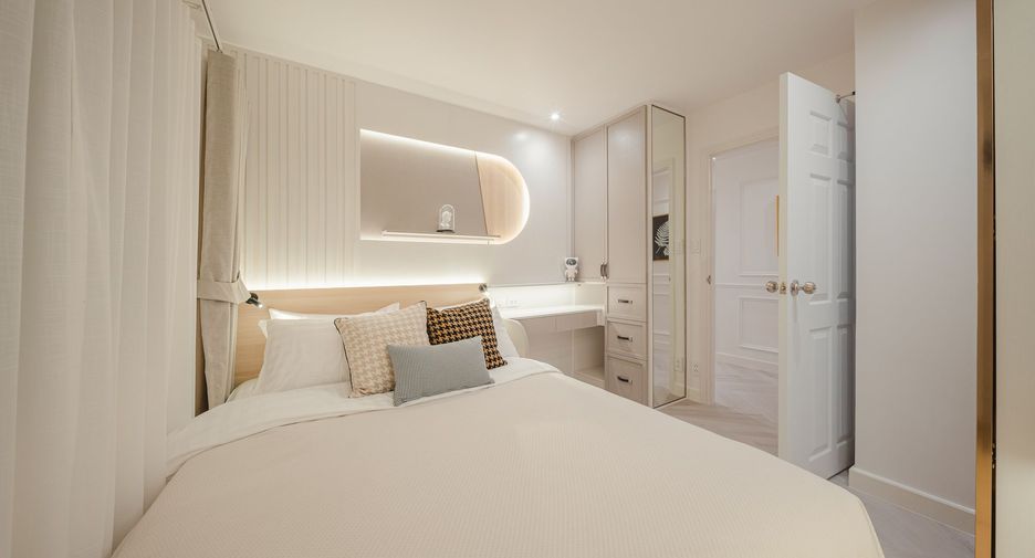For rent 2 bedrooms condo in Yan Nawa, Bangkok