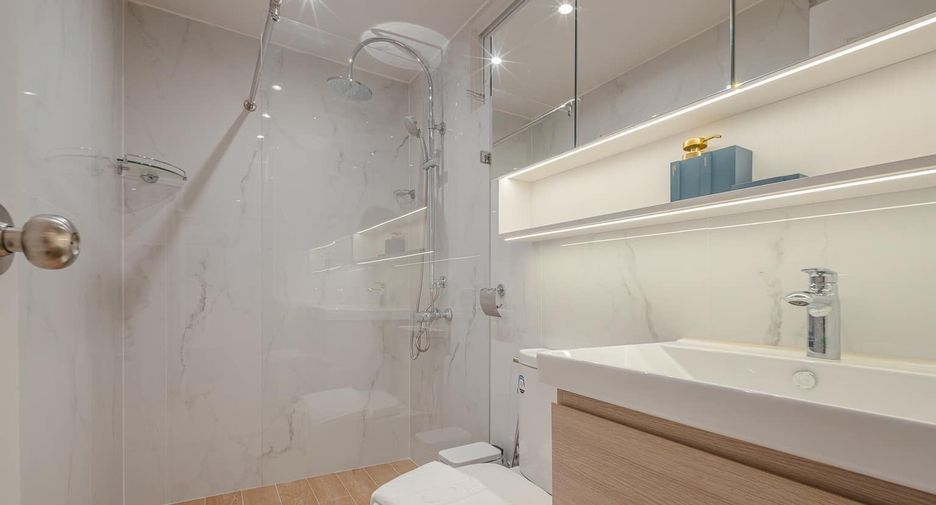 For rent 2 bedrooms condo in Yan Nawa, Bangkok