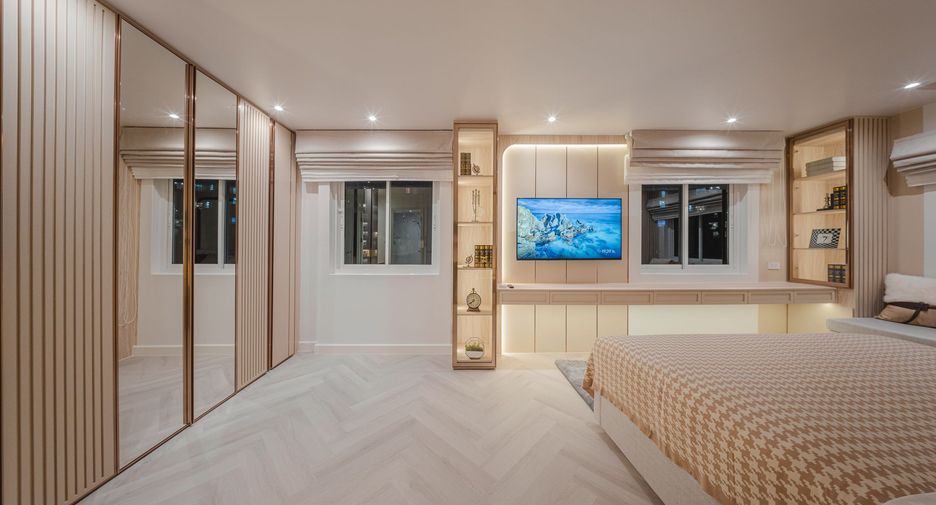 For rent 2 bedrooms condo in Yan Nawa, Bangkok