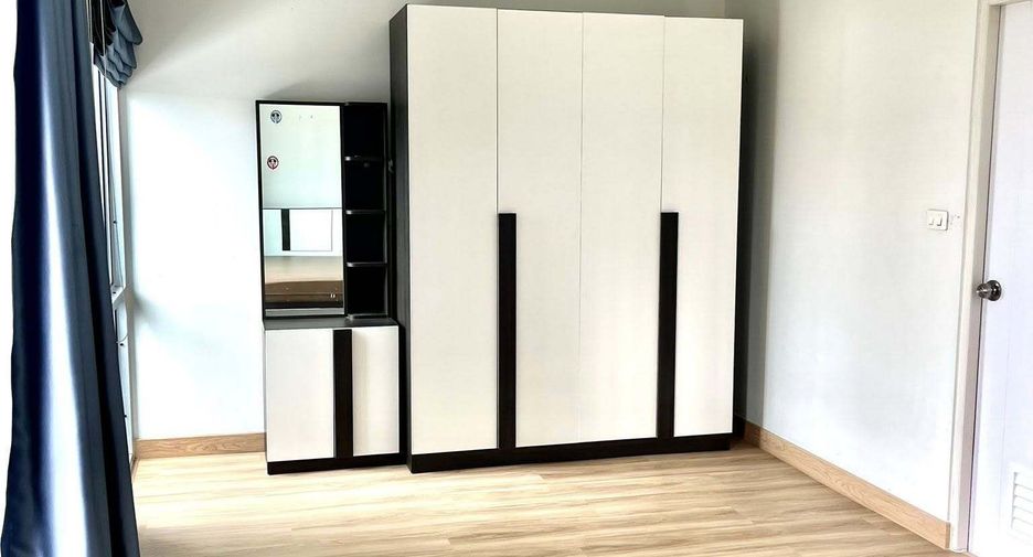 For rent 3 bedrooms townhouse in Lat Phrao, Bangkok