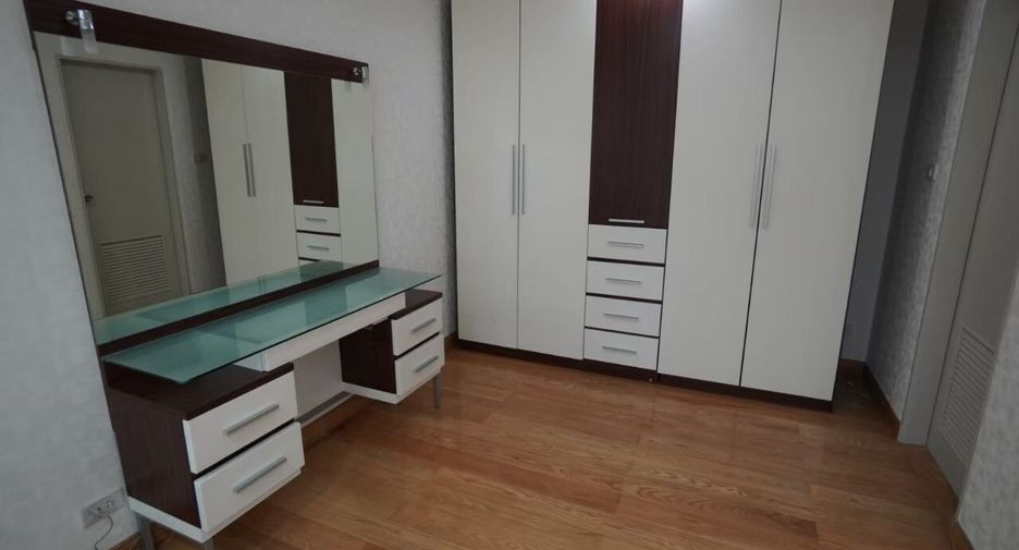 À louer 3 chambres condo à Pathum Wan, Bangkok