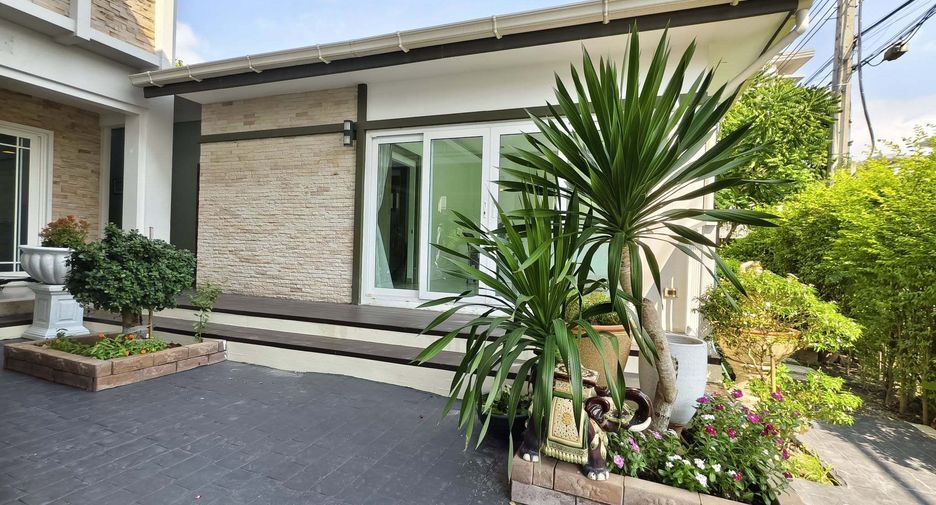 For rent 5 bedrooms house in Bang Kapi, Bangkok