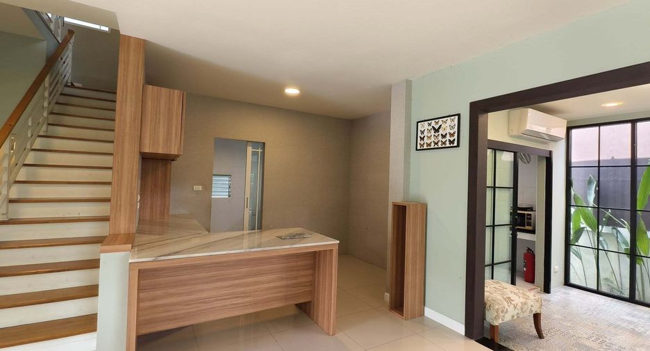 For rent 5 bedrooms house in Bang Kapi, Bangkok