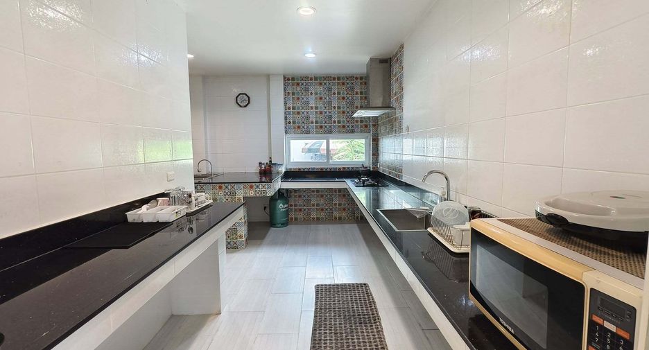 For rent 5 bedrooms house in Bang Kapi, Bangkok