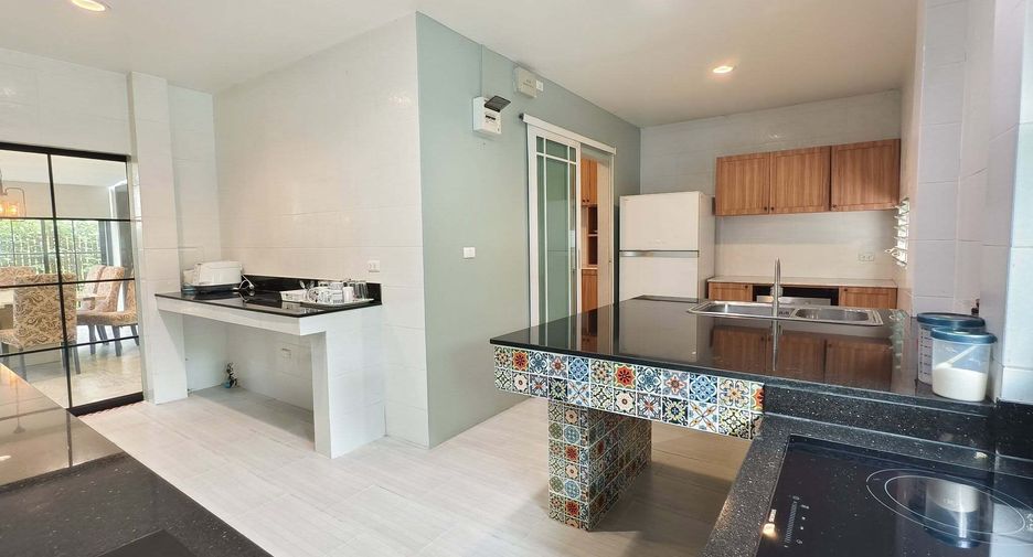 For rent 5 bedrooms house in Bang Kapi, Bangkok