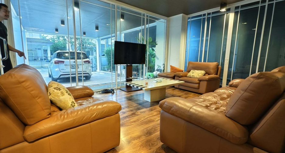 For rent 5 bedrooms house in Bang Kapi, Bangkok
