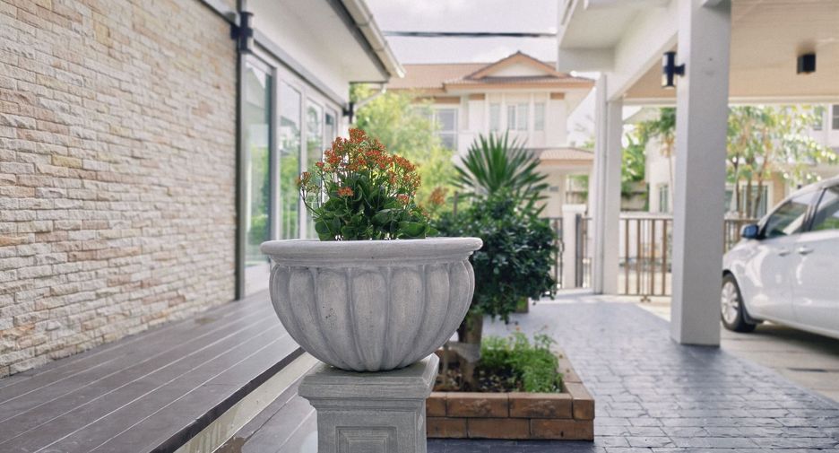 For rent 5 bedrooms house in Bang Kapi, Bangkok