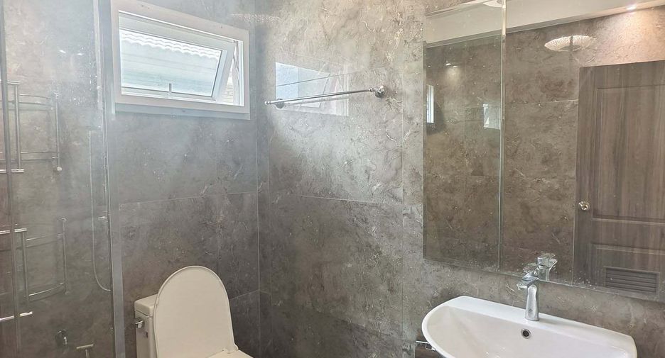 For rent 5 bedrooms house in Bang Kapi, Bangkok